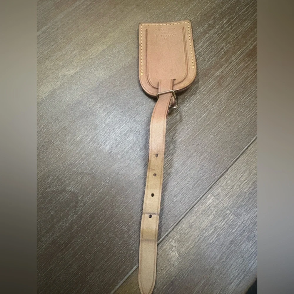 Louis Vuitton Beige Leather Tag with Yellow Stitching - Picture 6 of 6
